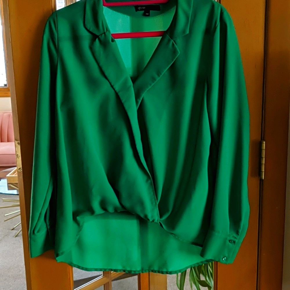 Gibson petite medium green hi-lo blouse
